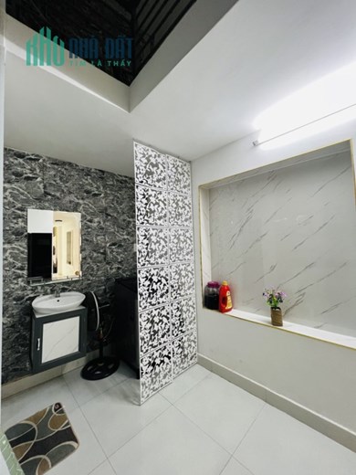 NHÀ ĐẸP ĐIỆN BIÊN PHỦ 61 m2 - TẶNG NỘI THẤT - KIỆT GẦN COOPMART - CHỈ NHỈNH 2 TỶ