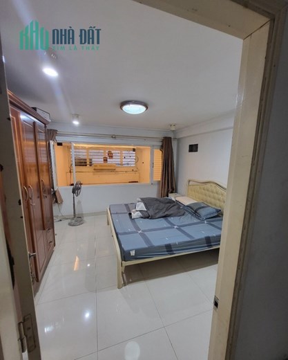 Hiếm Bán Nhà Lạc Long Quân- HXH - 40m2 - 3 tầng