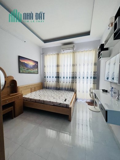Hiếm Bán Nhà Lạc Long Quân- HXH - 40m2 - 3 tầng