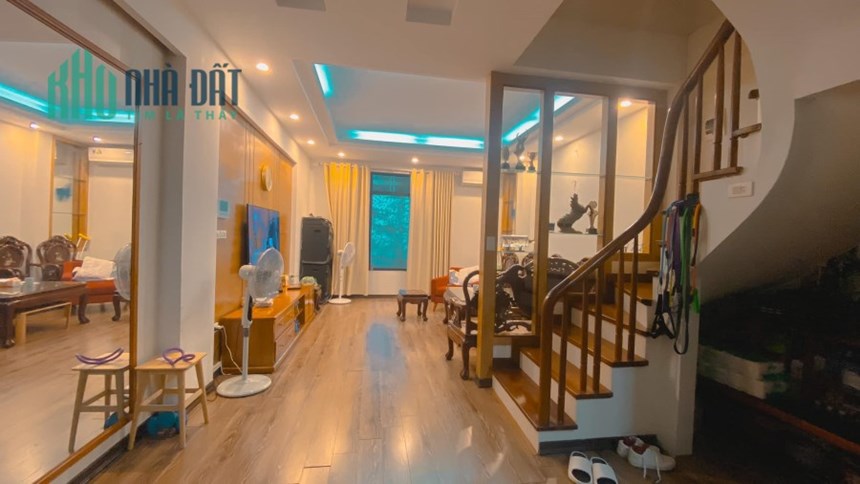 Rẻ! Lô góc Trung Kính, đẹp ở luôn, thông, KD, oto gần, 2 ba gác tránh, 45m x 5T, 4.5 tỷ