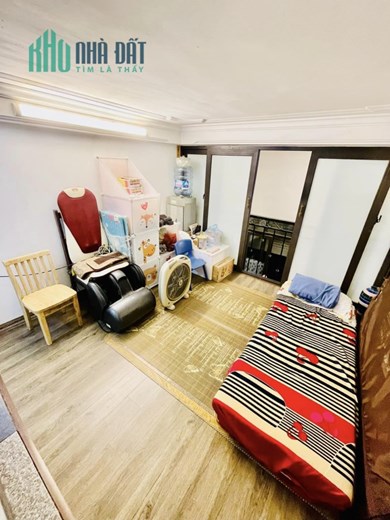 Siêu hiếm. Nhà Hai Bà Trưng, ngõ thông thoáng, ở ngay, sổ nở hậu. Diện tích 25m* 4 tầng nhỉnh 2 tỷ.
