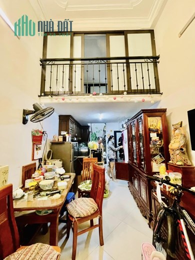 Siêu hiếm. Nhà Hai Bà Trưng, ngõ thông thoáng, ở ngay, sổ nở hậu. Diện tích 25m* 4 tầng nhỉnh 2 tỷ.
