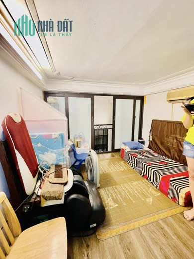 Siêu hiếm. Nhà Hai Bà Trưng, ngõ thông thoáng, ở ngay, sổ nở hậu. Diện tích 25m* 4 tầng nhỉnh 2 tỷ.