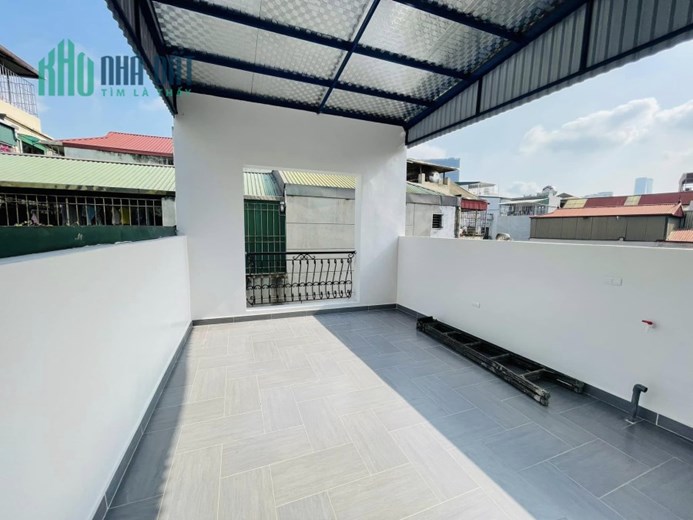 NHÀ ĐẸP Ở LUÔN NGUYỄN KHANG 45M2 X 5T, MT 4M LÔ GÓC GẦN PHỐ 5.9 TỶ