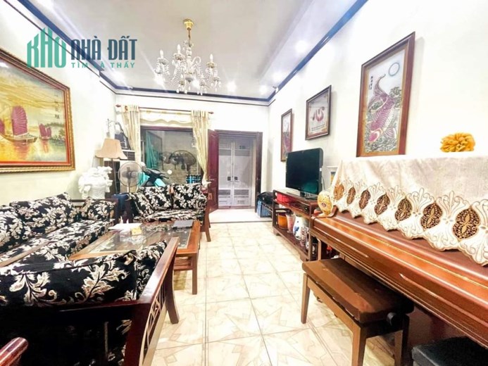 Ô TÔ ĐỖ CỬA - TRUNG TÂM ĐỐNG ĐA, VÀI BƯỚC RA PHỐ TIỆN ÍCH BẠT NGÀN - THOÁNG TRƯỚC SAU. Diện tích