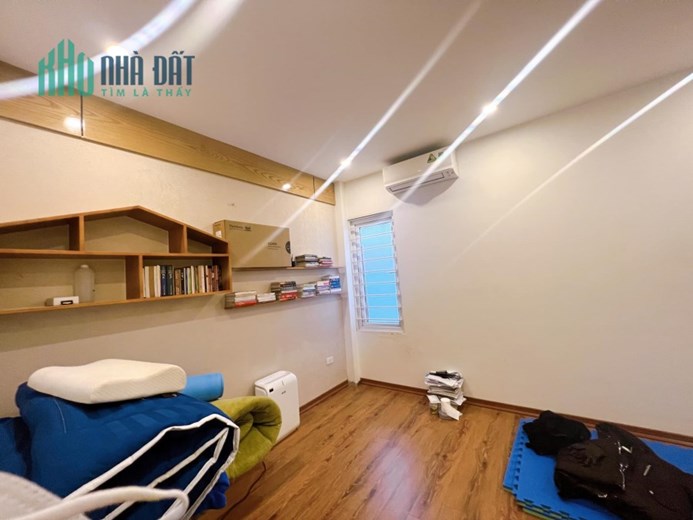 Bán nhà ngõ 1 Trần Quốc Hoàn 60m x 5 tầng, mt: 4.13m, ô tô đỗ cửa