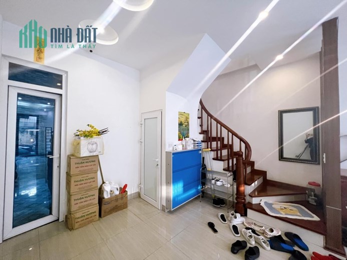 Bán nhà ngõ 1 Trần Quốc Hoàn 60m x 5 tầng, mt: 4.13m, ô tô đỗ cửa
