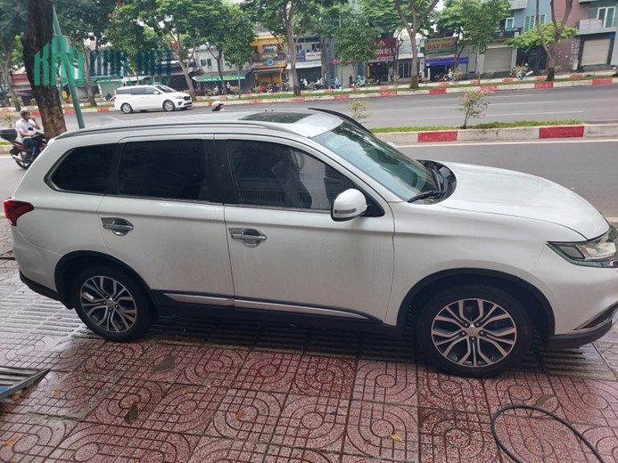 Chính chủ cần bán Outlander Misubishi 2.0 Premium. Trắng 2019