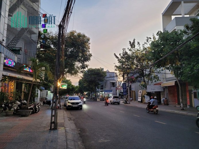Nhà mặt phố lớn trung tâm Hải Châu, diện tích nhỏ tầm tiền. Vừa ở vừa kinh doanh.