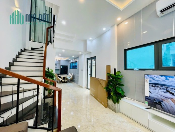 ✳️✳️ LÊN SÓNG EM NHÀ PHỐ THANG MÁY CỰC NGON
👌 Hẻm 1/ 5m xe hơi vào nhà
🔻 Giá : 8ty 500triệu còn