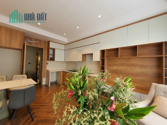 BÁN NHÀ PHỐ NGUYỄN SƠN, DT 43M, 6  TẦNG 7TỶ5 Ô TÔ GARA Ô TÔ ,THANG MÁY.