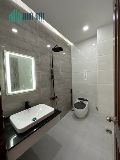 Bán nhà trệt 3 lầu 4PN5WC đường 8 mét 10,99 tỷ