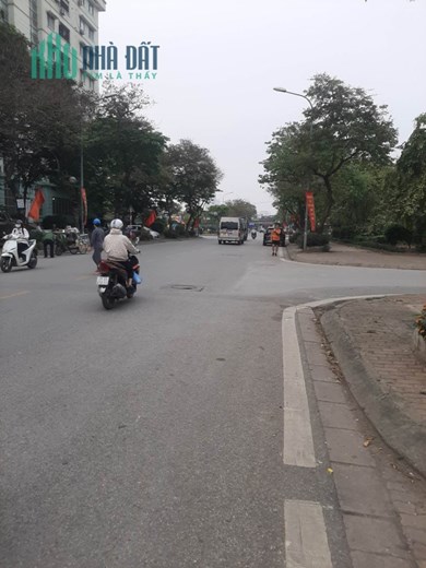 BÁN MẢNH ĐẤT GẦN QUẬN ÚY HOÀNG MAI, LÔ GÓC 3 MẶT THOÁNG, VỈA HÈ, KINH DOANH, 200M2*MT26M CHỈ 16 TỶ.