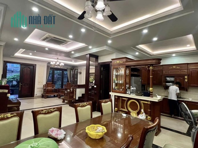 Biệt thự Cầu Giấy, lô góc, 180m2, MT 10m, thang máy, 3 thoáng, đẳng cấp