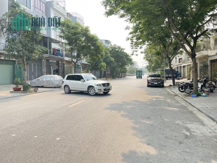 Bán nhà Liền kề Văn Phú, Hà Đông, vỉa hè 2 bên, kinh doanh, sang, đẹp, 90m2. Giá 10tỉ