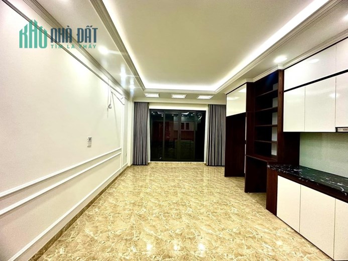 BÁN GẤP NHÀ PHÙNG CHÍ KIÊN -THANG MÁY ÊM DU - HIẾM CÓ - Ô TÔ VÀO NHÀ
DIỆN TÍCH 50 M + 7 TẦNG, MẶT