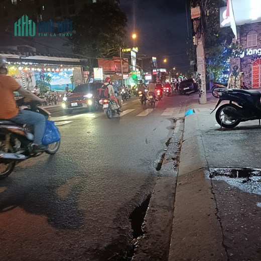 bán nhà mặt tiền Huyền Trân Công Chúa DT : 95m vị trí kinh Doanh đỉnh đường hai xe tải chánh nhau