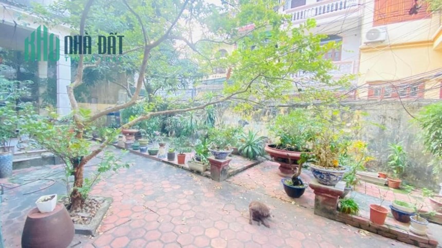 Biệt thự giữa phố Nguyễn Văn Cừ, 370m, MT 16m, giảm giá 18 tỷ 8