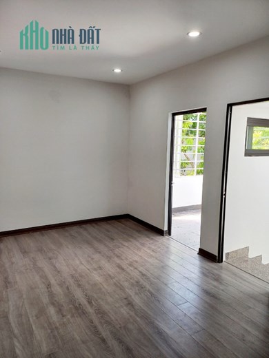Bán nhà phố Khúc Thừa Dụ, diện tích 50m 3 tầng, sân cổng riêng, GIÁ chỉ 2.15 tỉ