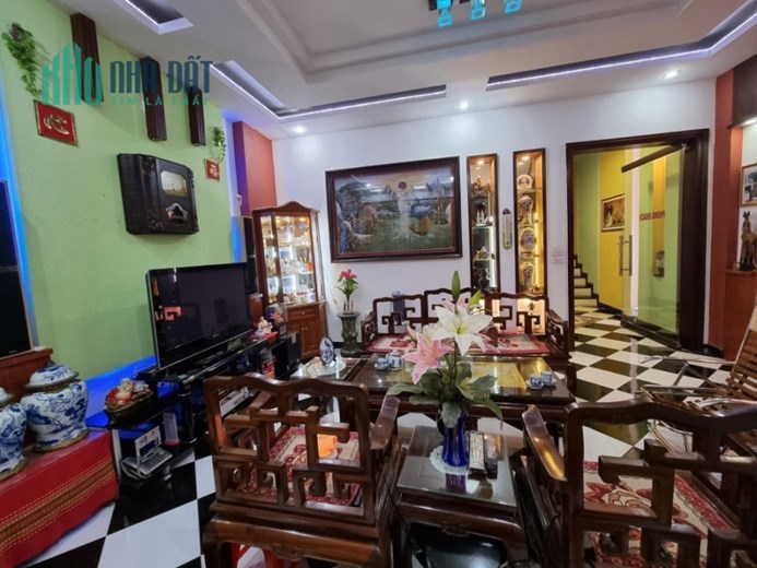 Bán nhà  Nguyễn Chí Thanh, Đống Đa. 56m2x5; MT6m; giá 25.5 tỷ. Phương