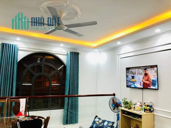 BÁN NHÀ THẠCH BÀN 35M 6 TẦNG mặt tiền 4,7M  GIÁ 3TỶ LÔ GÓC Ô TÔ VÀO NHÀ.