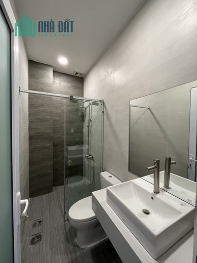 Định cư nước ngoài nên Bán Gấp căn nhà.Đường Trường Sa, DT: 4.1x16.5,Kc 4 tầng Giá 11.9 tỷ