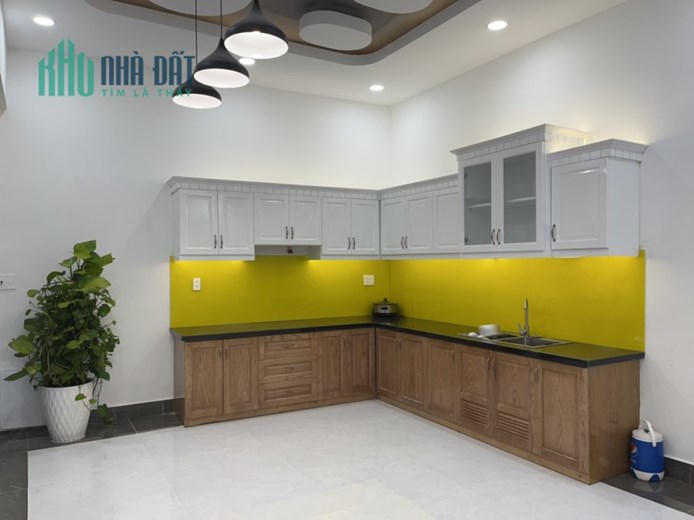 Định cư nước ngoài nên Bán Gấp căn nhà.Đường Trường Sa, DT: 4.1x16.5,Kc 4 tầng Giá 11.9 tỷ