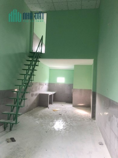 Phòng mới xây 100%, phòng bếp và khách thông nhau, phòng lầu trên có hệ thông kín để gắn máy lạnh.