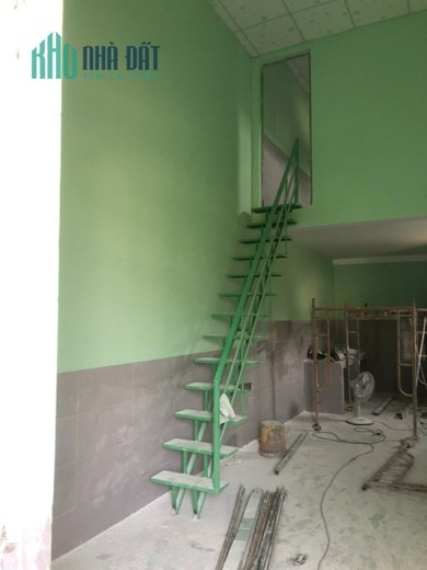 Phòng mới xây 100%, phòng bếp và khách thông nhau, phòng lầu trên có hệ thông kín để gắn máy lạnh.
