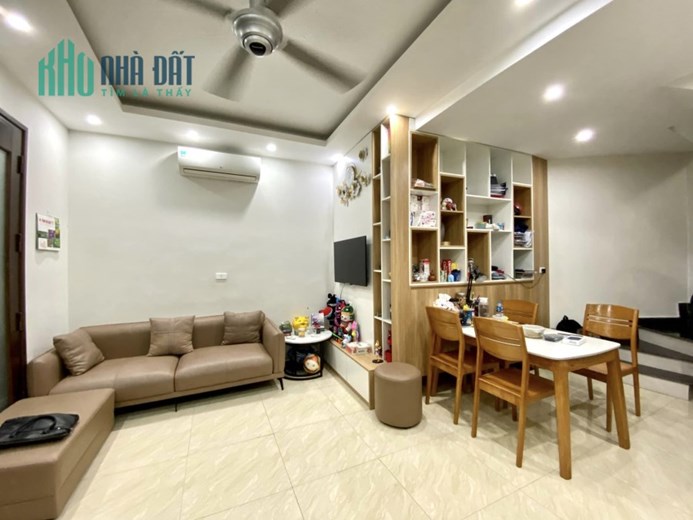 Bán nhà ngõ 193 Bồ Đề, 36m x 5T, oto đỗ cửa giá 3 tỷ 7 LH: 0936123469