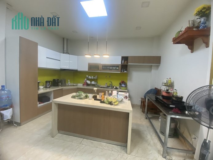 Nhà MT đường đẹp Bình Trưng Đông Quận 2 DT 108m2 3 lầu bán bằng giá đất chỉ 12,5 tỷ TL