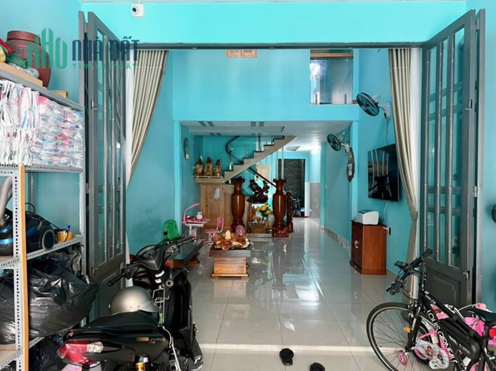 Bán nhà Tân Phú, 83m2, 1 trệt 1 lửng ( lửng lót sàn gỗ )2 PN, 2WC, HẺM XE HƠI, sát mặt tiền đường,
