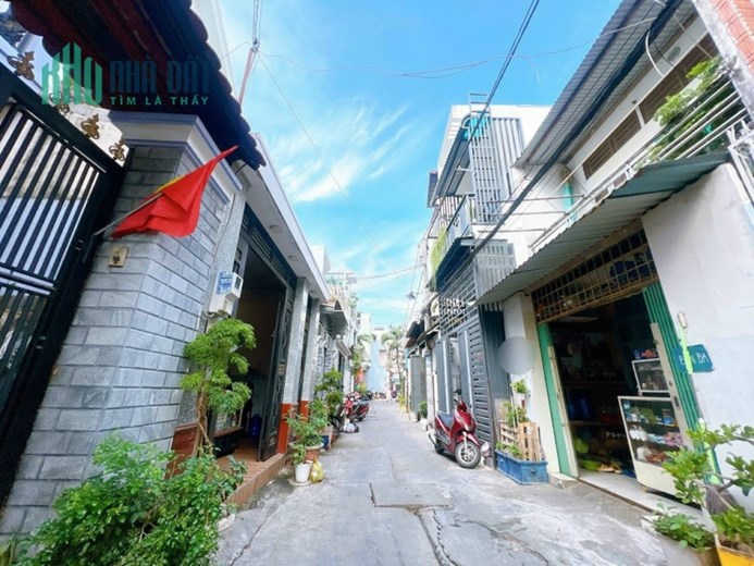 Bán nhà Tân Phú, 83m2, 1 trệt 1 lửng ( lửng lót sàn gỗ )2 PN, 2WC, HẺM XE HƠI, sát mặt tiền đường,