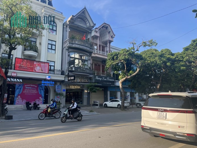 Bán nhà 3 tầng 113m2 kinh doanh mặt đường Lê Hồng Phong, Hưng Bình, TP Vinh
