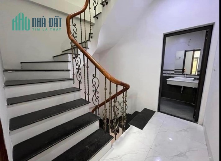 Cần bán gấp nhà mới kong 40m 5 tầng phố Văn Cao giá quá tôt