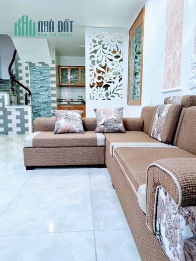 Bán nhà ngõ 96 Chợ Hàng thông Hồ Sen, diện tích 43m 3.5 tầng GIÁ 2.65 tỉ ngõ nông
