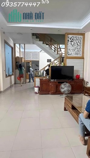 Nhà  mặt tiền, cạnh công viên thoáng mát, khu vực đông dân cư, gần bến xe Đà Nẵng