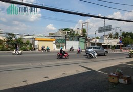 Nhà mặt tiền Quốc Lộ 13 hướng Đông Nam.