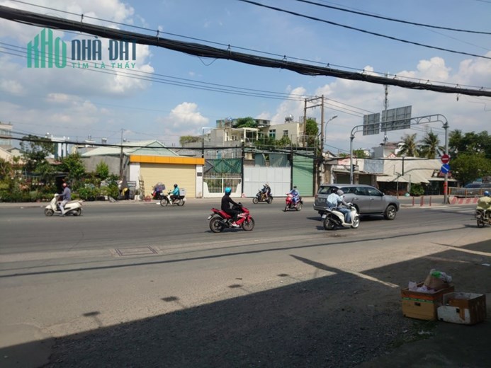 Nhà mặt tiền Quốc Lộ 13 hướng Đông Nam.