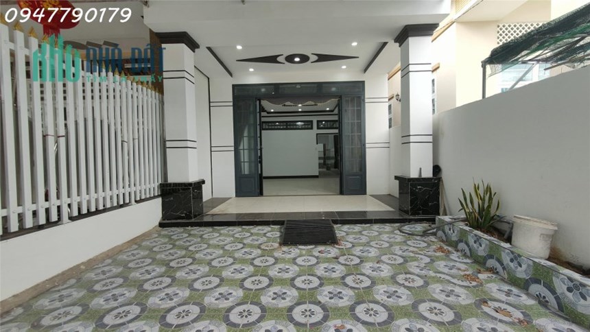 NHÀ GẦN TRƯỜNG HỌC, THUẬN TIỆN CHO KINH DOANH