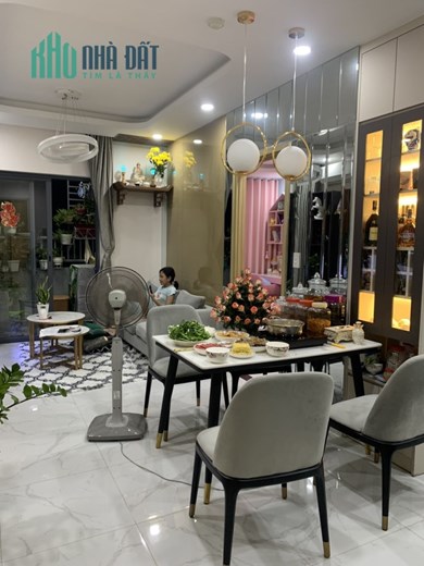 Bán căn hộ view hồ bơi với 2 phòng ngủ kề chợ đầu mối
