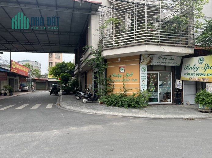 Cần gấp diện tích 100 m lô góc mt 10  giá 3 . 5 tỷ nhà 3 tầng mới 
Đường trước nhà 3 ô tô phóng