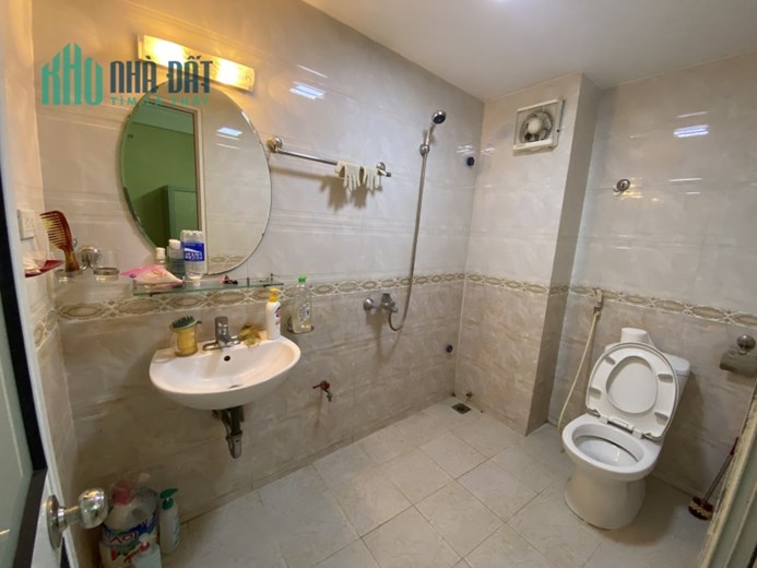 Cho thuê phòng khép kín, đầy đủ tiện nghi (Điều hoà, nóng lạnh, quạt trần, tủ, giường..)
