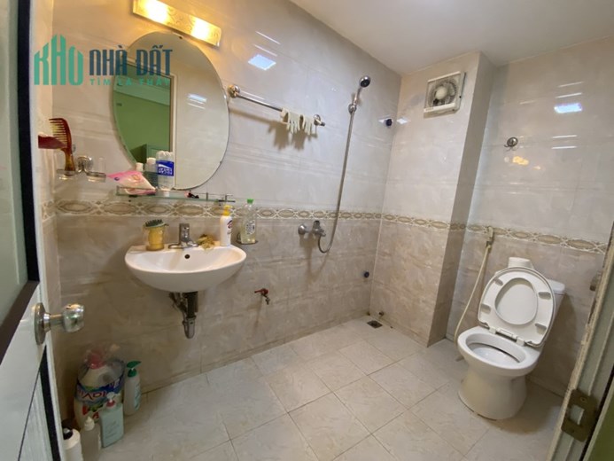 Cho thuê phòng khép kín, đầy đủ tiện nghi (Điều hoà, nóng lạnh, quạt trần, tủ, giường..)