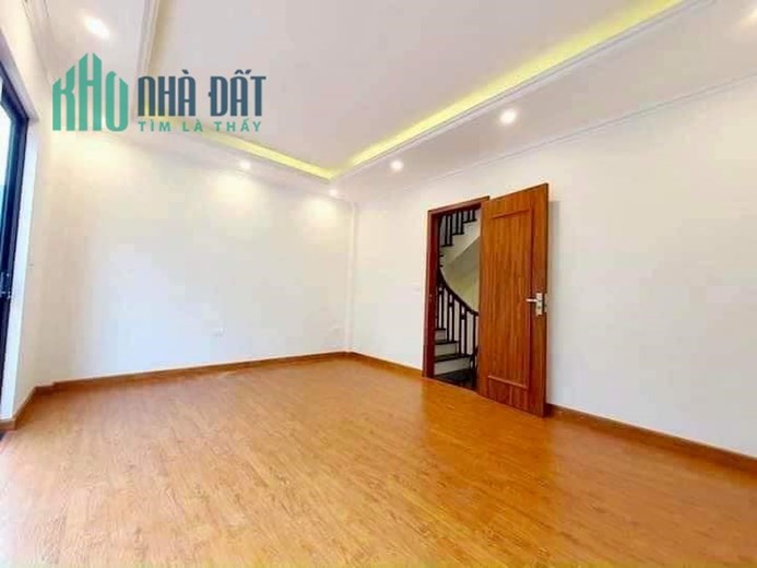 Bán nhà Nguyễn Văn Cừ 40m x 5T, oto Santafe gần nhà, nhỉnh 3 tỷ.  LH: 0936123469