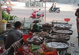 SANG NHƯỢNG QUẦY BÁN HẢI SẢN
