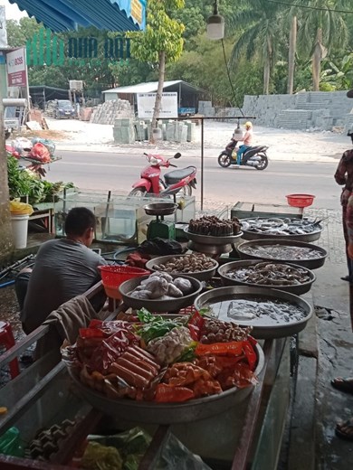 SANG NHƯỢNG QUẦY BÁN HẢI SẢN