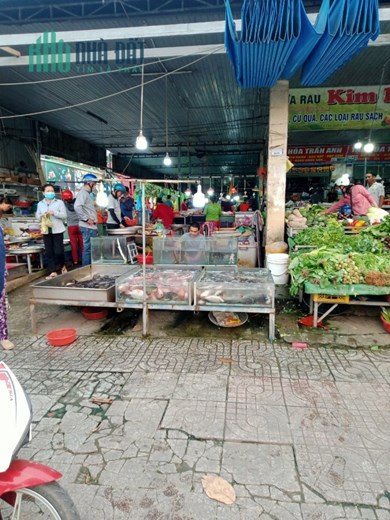 SANG NHƯỢNG QUẦY BÁN HẢI SẢN