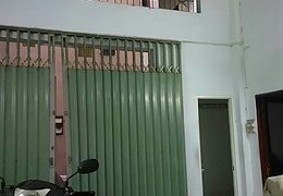 nhà cấp 3 kiến có  cổng trước sau hẻm xe tac xi