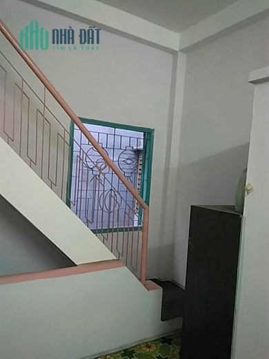nhà cấp 3 kiến có  cổng trước sau hẻm xe tac xi